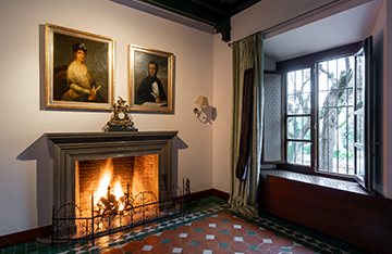 Salón romántico con retratos del siglo XIX