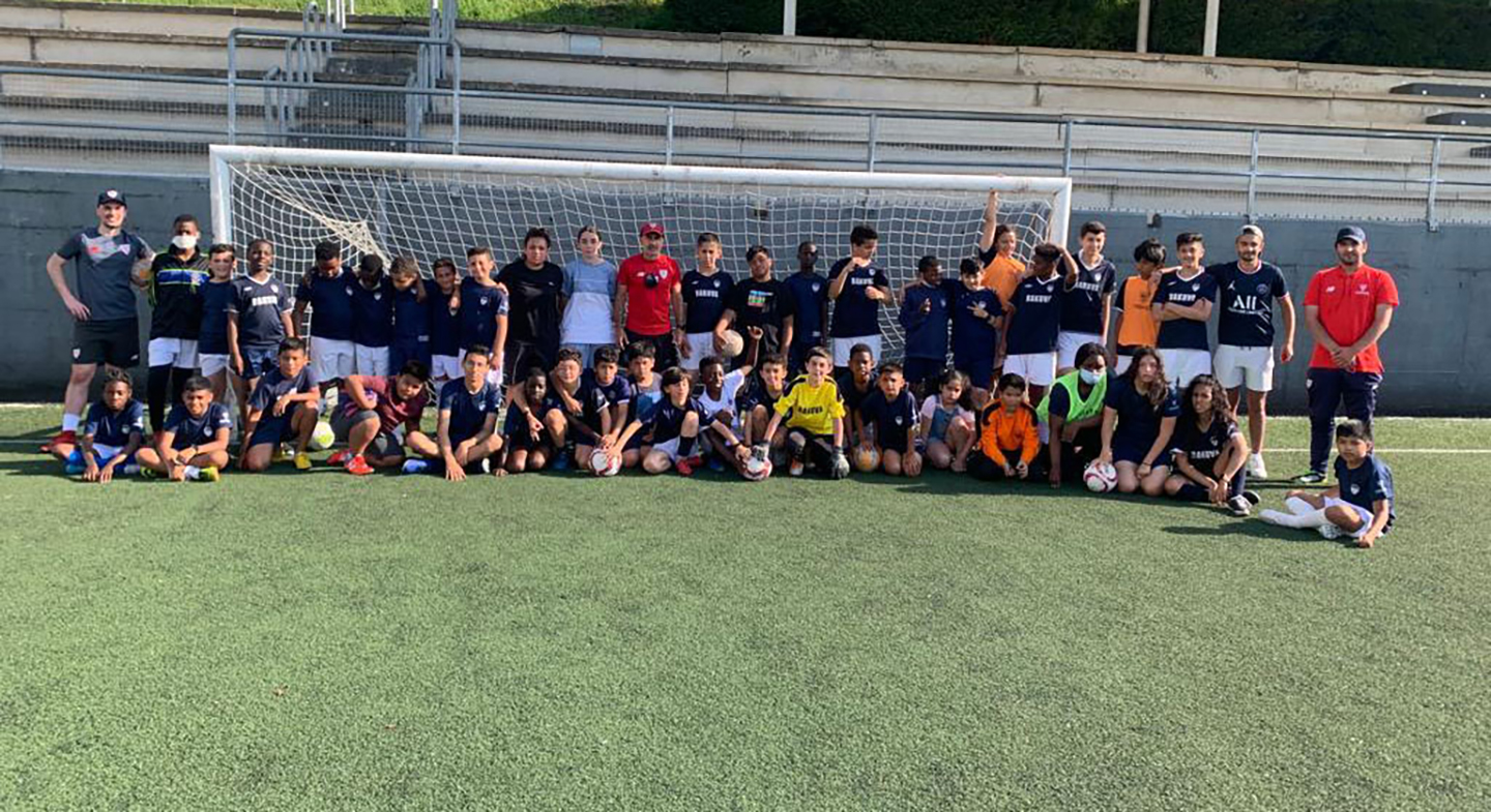 Jesús Camacho (en el centro, con gorra), con los jugadores del Proyecto Bakuva.